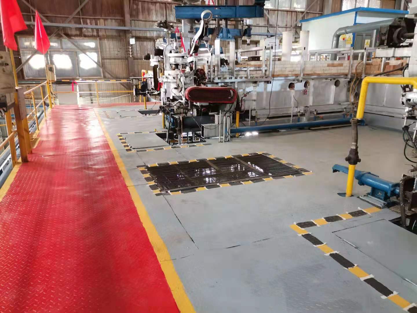 Thumbnail: Glass-forming equipment view 4